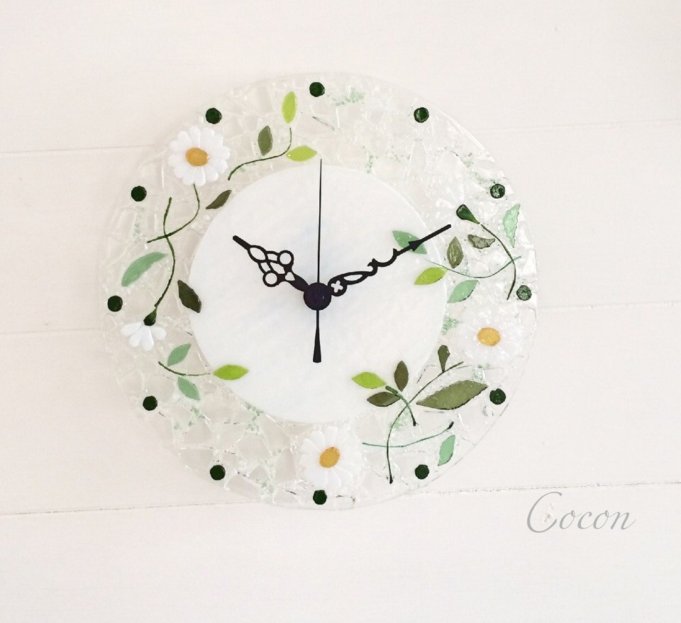 花モチーフの金属製壁掛け時計