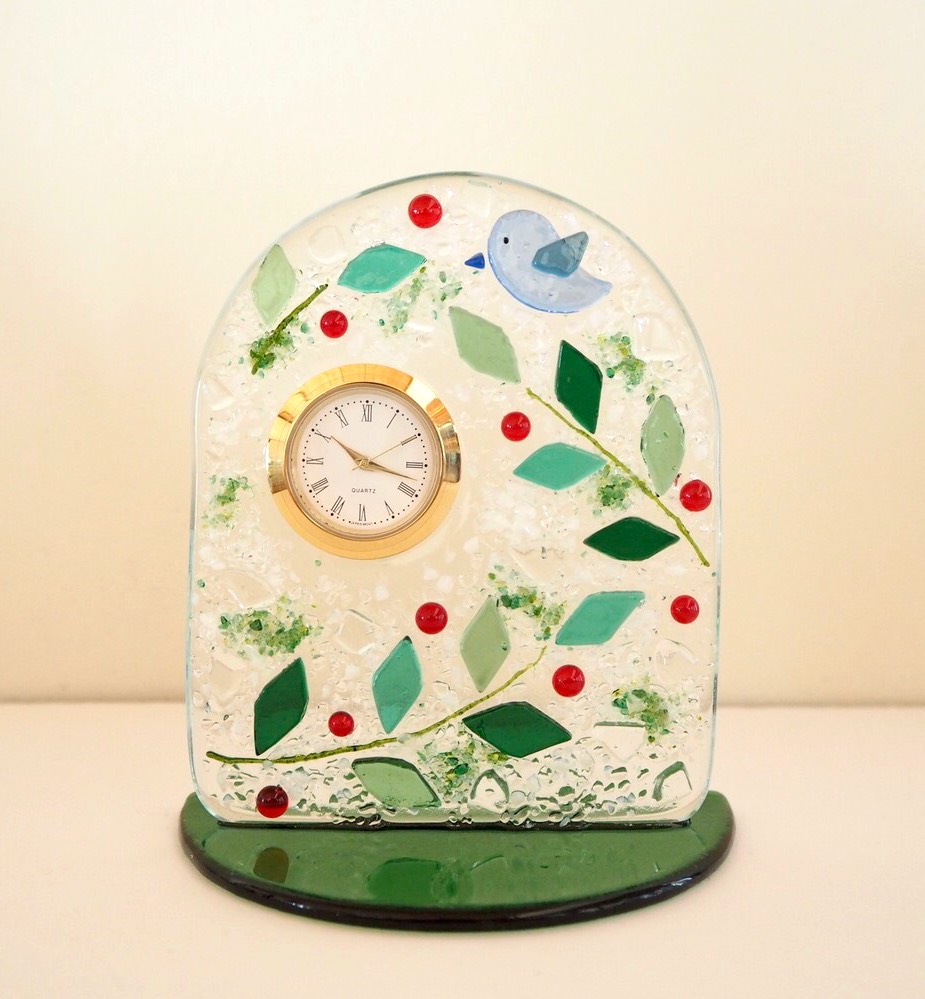 鳥好きさんへのプレゼントにも♪【オーダー制作】ミニ置き時計（赤い実と幸せの青い鳥）