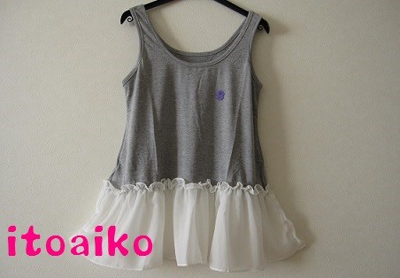 ヒラヒラがキュートなタンクトップ☆（グレー×シロ）