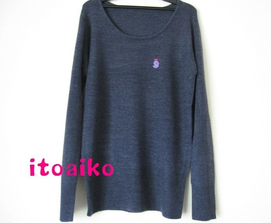 ムラサキの鳥とリボン☆☆Uネックセーター （ネイビー）