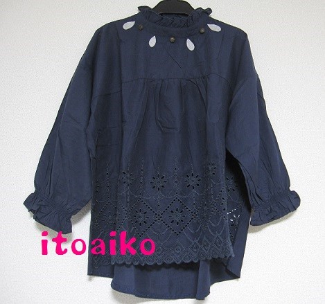 綿１００％☆木のボタン３粒とフエルトシズク♪刺繍ブラウス（ネイビー）