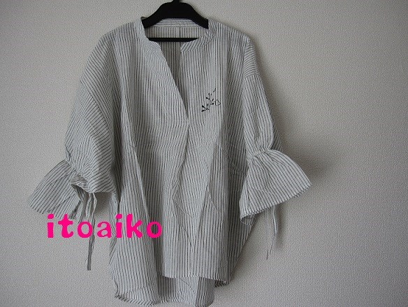 キャンディーそでがキュート♪綿麻ストライプブラウス（グレー×オフ）