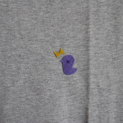 コットン１００♪ムラサキの鳥とマスタードのリボン☆ノースリーブシャツ（グレー） 2枚目の画像