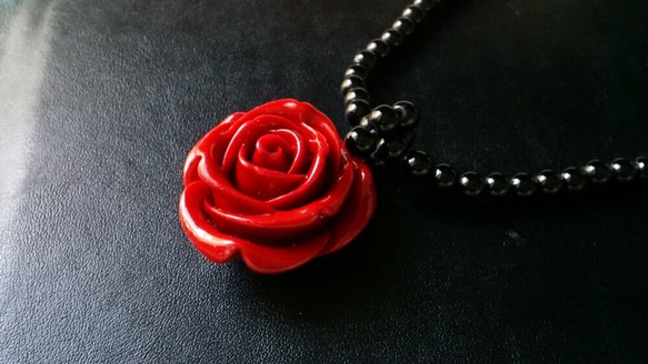 「Creema限定」** 赤薔薇の黒ネックレス ** 1枚目の画像