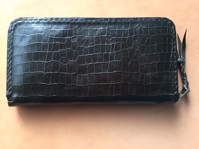 クロコ型押し　ダークグリーンのラウンドファスナーウォレット