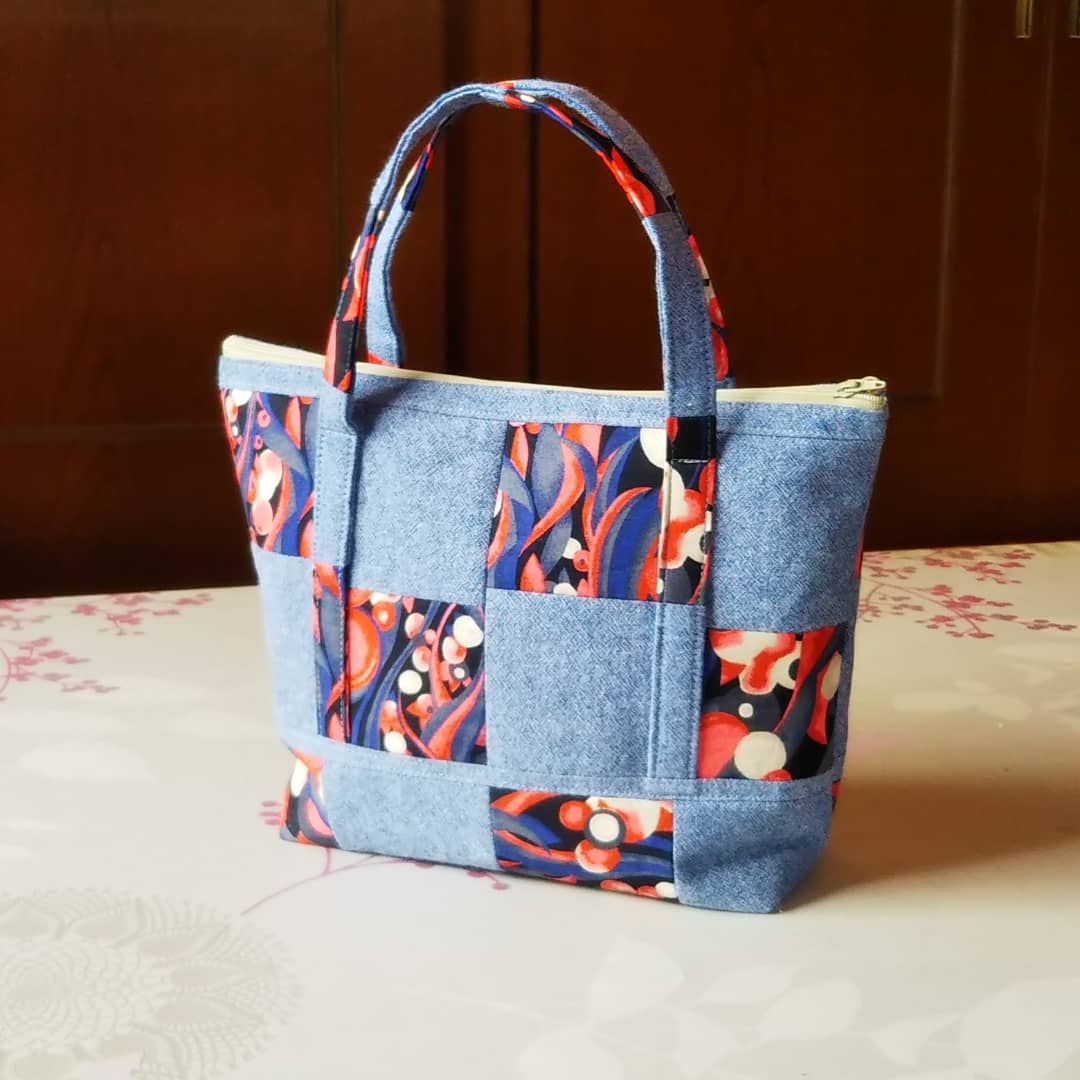 輸入リバティとブルー無地のパッチワークトートバッグ トートバッグ
