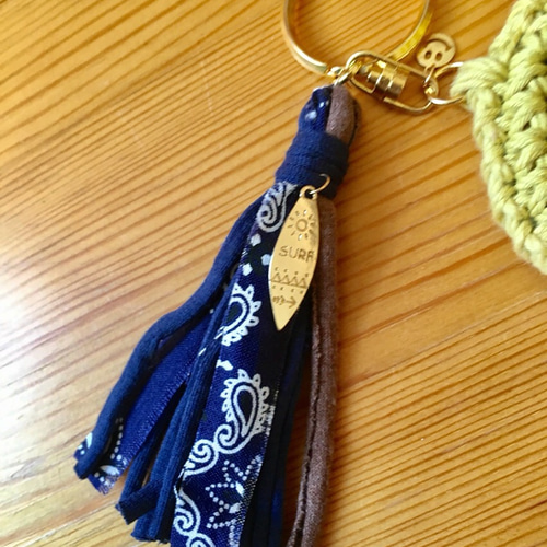本革☆裂き布のタッセルキーホルダー☆コンチョ付き