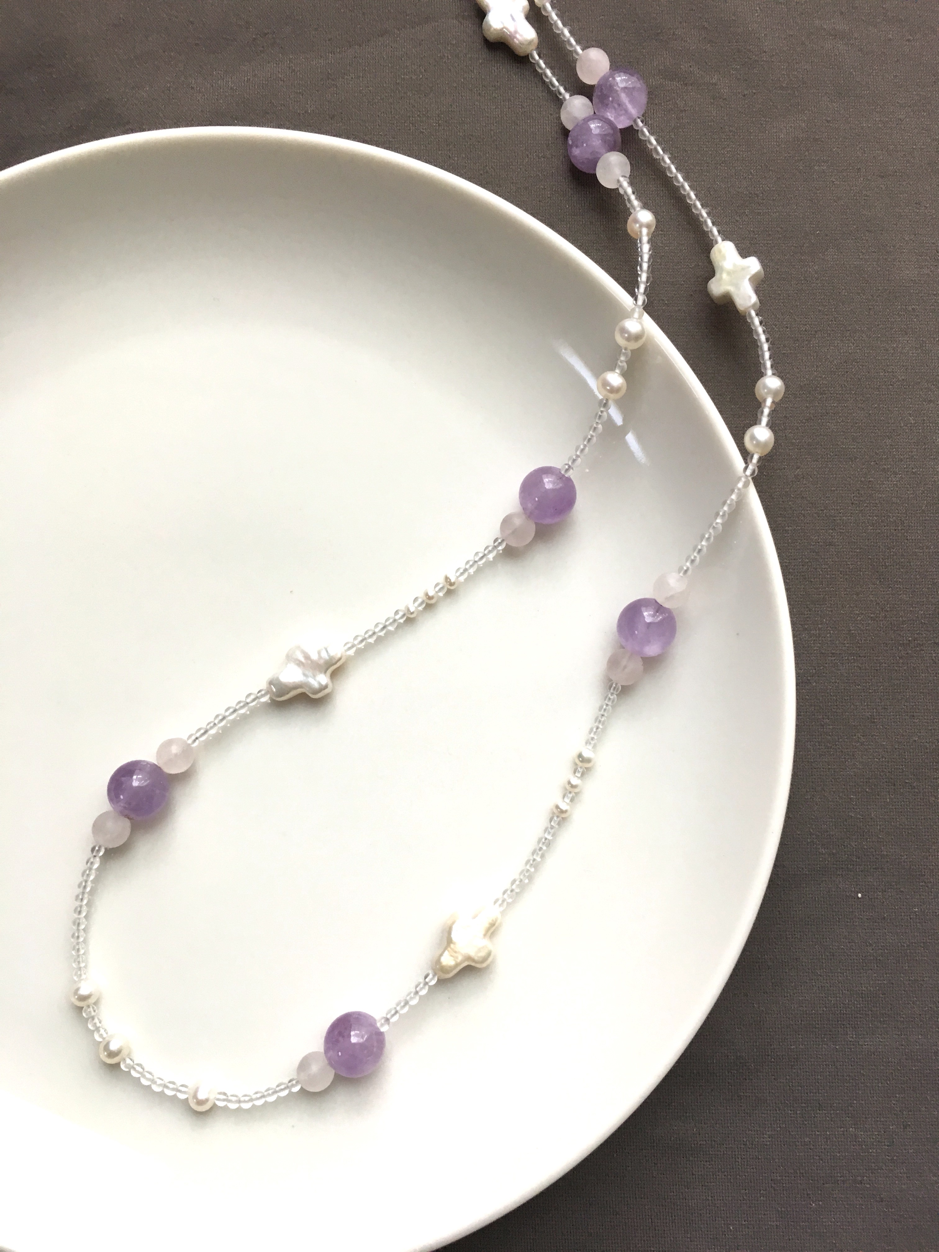 アメジストとクロス淡水パールのネックレス