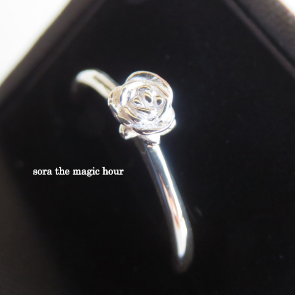 小さなバラのリング　ロマンチックなバラリング　重ね付けにも　プロポーズケース付き【受注生産】 4枚目の画像