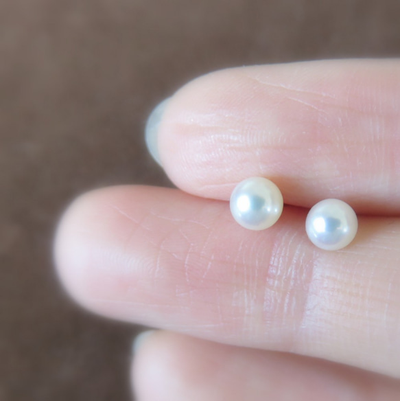 パールの一粒ピアス　4mmのアコヤ真珠使用 　上品でかわいいベビーパール 2枚目の画像
