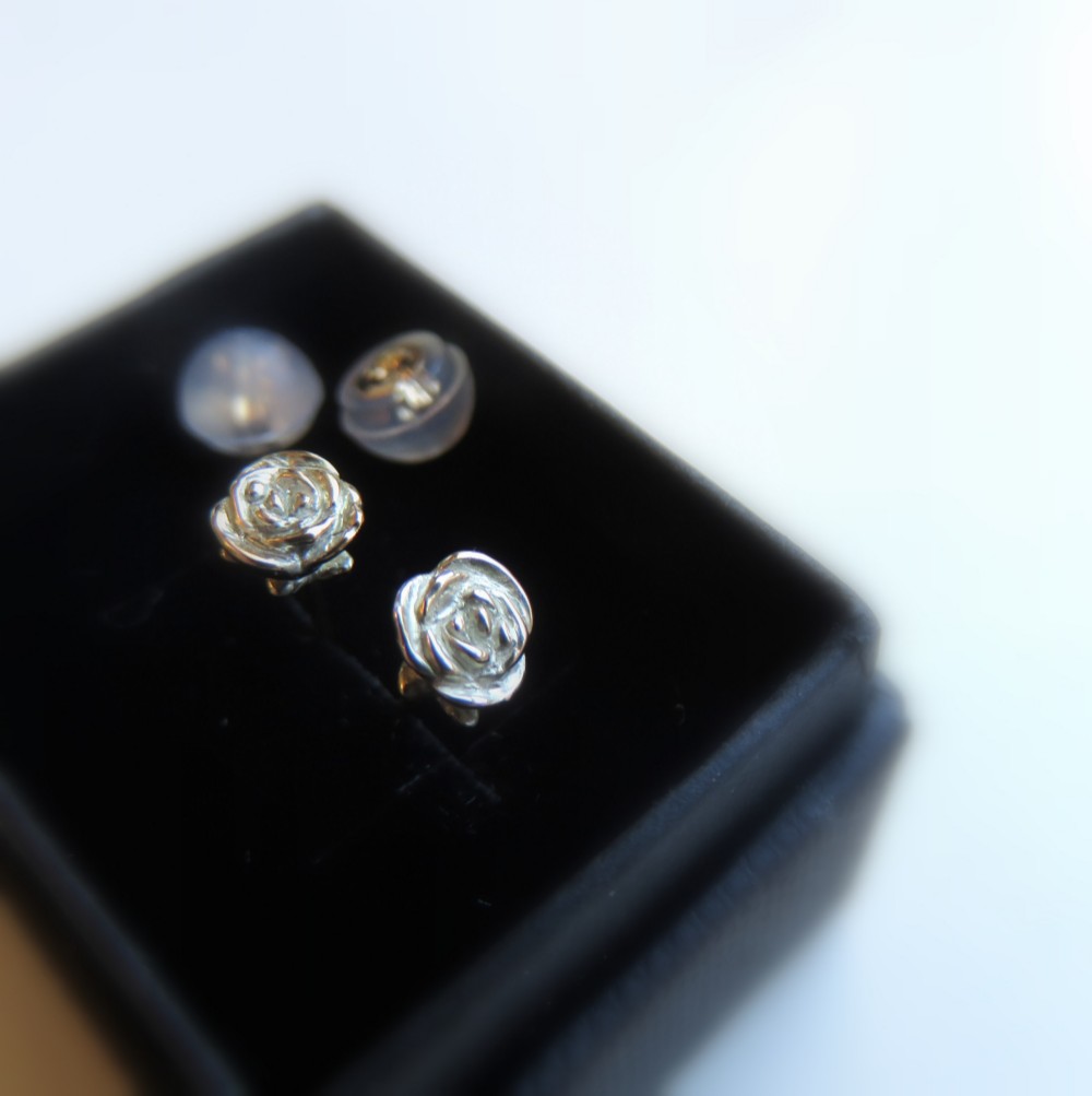 小さいバラのポストピアス　K10・K18・K24 上品なおしゃれに　大人かわいい小さなバラ