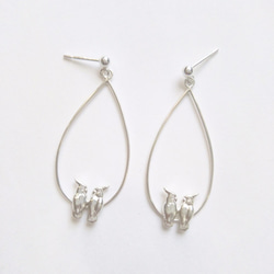 キバタンのフープピアス　Sulphur-crested Cockatoo earrings 1枚目の画像