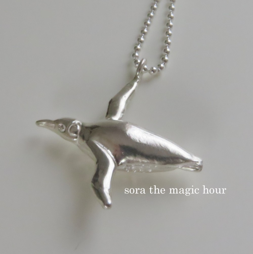 泳ぐペンギンのネックレス　躍動感あふれるかっこいいペンギンシルバーアクセサリー　空飛ぶネックレス