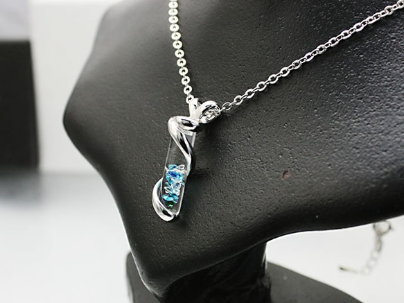 燦爛的扭曲形式！珠寶玻璃銀扭曲的吊墜藍色冰藍色 第3張的照片