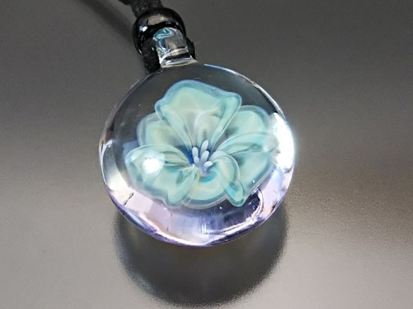 春先取りの ガラスの中に咲いた花 フラワー グラスペンダント 母の日 工芸品