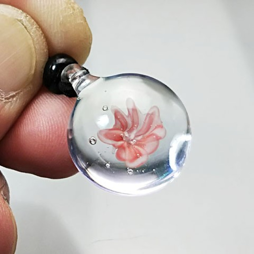 色が変わる】ガラスのお花ペンダント 工芸品