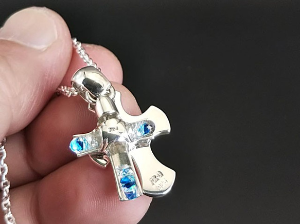 音樂家也喜歡使用他們最喜歡的十字架Regalia Cross Baby Pendant免費送貨 第6張的照片
