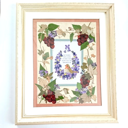 【送料無料】押し花で作ったコマドリが祝うHappyBirthdayのメッセージとブドウの装飾が美しい押し花アートフレーム 2枚目の画像