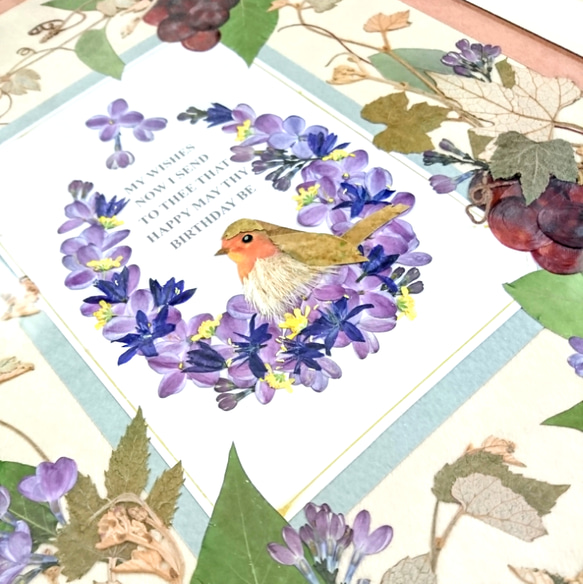 【送料無料】押し花で作ったコマドリが祝うHappyBirthdayのメッセージとブドウの装飾が美しい押し花アートフレーム 3枚目の画像