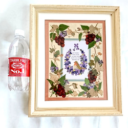 【送料無料】押し花で作ったコマドリが祝うHappyBirthdayのメッセージとブドウの装飾が美しい押し花アートフレーム 6枚目の画像