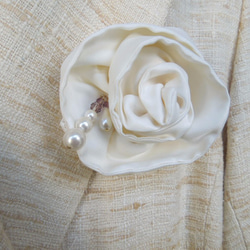 限定販売♡ホワイトダリア サテンコサージュ/パール＆桜色Swarovskiの装飾♪ 2枚目の画像