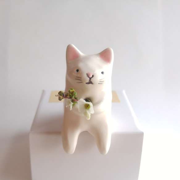 陶器置物『お座り猫さんのお花どうぞ』 1枚目の画像