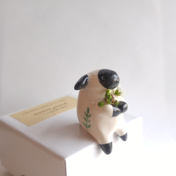 陶器置物『お座り羊さんのお花どうぞ』 4枚目の画像
