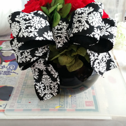 赤のバラと黒の花器がすてきなジェニー 3枚目の画像