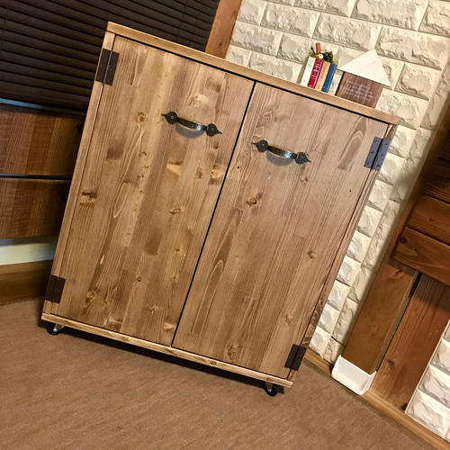 ☆収納大容量・アンティーク調・選べる取手・両開き扉・高さ切替式