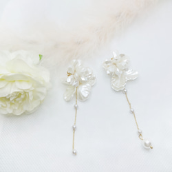 2way✧︎*ホワイトビーズのお花ピアス＆ゆれる花びらチャーム〜White flower〜 1枚目の画像