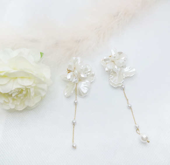 2way✧︎*ホワイトビーズのお花ピアス＆ゆれる花びらチャーム〜White flower〜 1枚目の画像