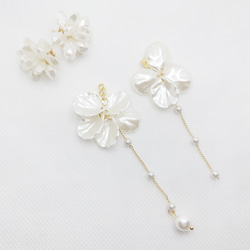 2way✧︎*ホワイトビーズのお花ピアス＆ゆれる花びらチャーム〜White flower〜 3枚目の画像