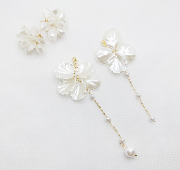 2way✧︎*ホワイトビーズのお花ピアス＆ゆれる花びらチャーム〜White flower〜 3枚目の画像