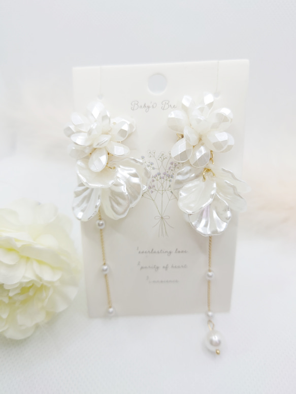 2way✧︎*ホワイトビーズのお花ピアス＆ゆれる花びらチャーム〜White flower〜 4枚目の画像