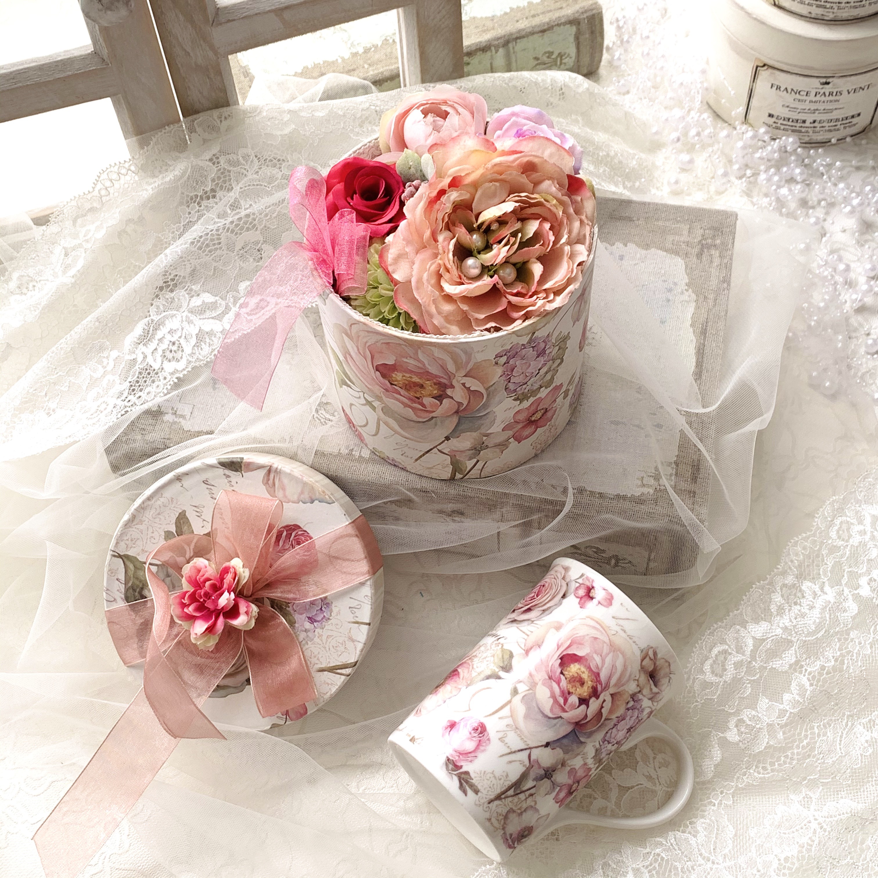 母の日　マグカップ付き　ボックスアレンジ　ピオニー　薔薇　ピンク　リボン