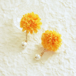 コットンパールが揺れる可愛いマムのイヤリング～オレンジ色～ 2枚目の画像