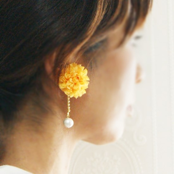 コットンパールが揺れる可愛いマムのイヤリング～オレンジ色～ 5枚目の画像