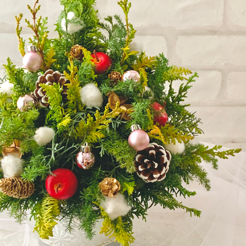 クリスマステーブルフラワーアレンジ♡ブルーローズとビジューのクリスマスツリー ボードアレンジ（クリスマスツリー）｜Fla-co（フラコ