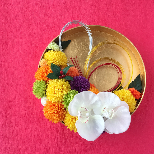 お正月飾り　金盆マムと胡蝶蘭の新春置き飾りのアレンジメント 2枚目の画像