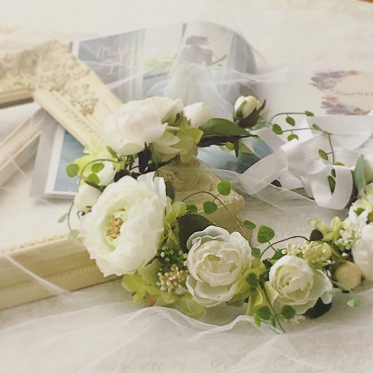 ラナンキュラスと薔薇のナチュラルな花冠