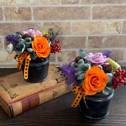 ハロウィン、秋、オレンジ、黒、紫、ブリキ缶、フラワーアレンジメント、造花 2枚目の画像