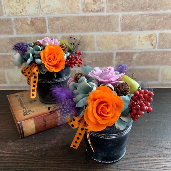 ハロウィン、秋、オレンジ、黒、紫、ブリキ缶、フラワーアレンジメント、造花 4枚目の画像