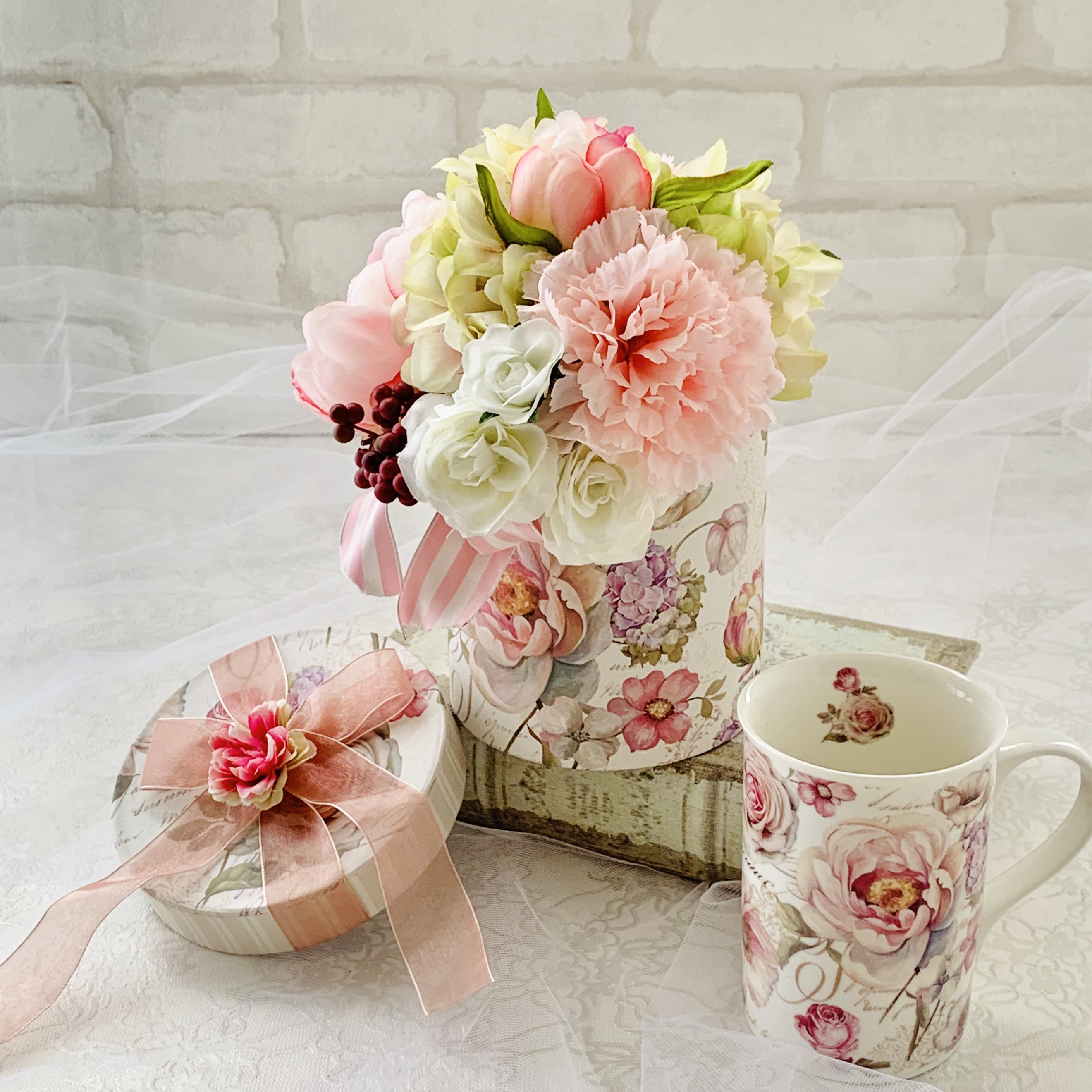 母の日　敬老の日　マグカップ付き、カーネーション、芍薬、花束アレンジ　造花　        Ω