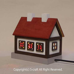 木とステンドグラスの家のランプ（赤い屋根） 2枚目の画像