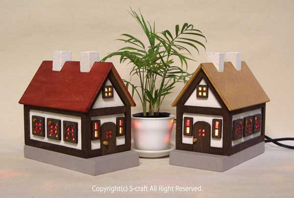 木とステンドグラスの家のランプ（赤い屋根） 5枚目の画像