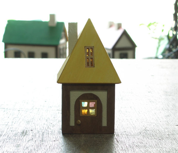 木とガラスの小さな家(黄) 1枚目の画像