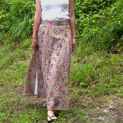 サラリと心地良い 花柄 手染めコットン ブロックプリント フレアロング巻きスカート 1枚目の画像