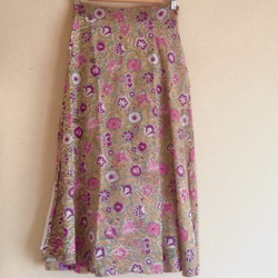 サラリと心地良い 花柄 手染めコットン ブロックプリント フレアロング巻きスカート 2枚目の画像