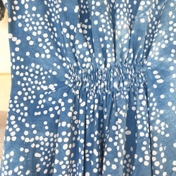 爽やか涼しげ 藍染 水玉ブロックプリント 半袖ロングワンピース 4枚目の画像