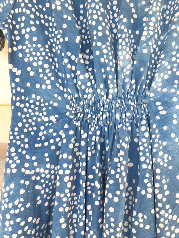 爽やか涼しげ 藍染 水玉ブロックプリント 半袖ロングワンピース 4枚目の画像